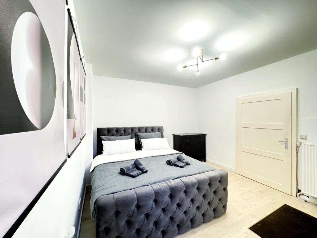 une chambre avec un grand lit dans une pièce blanche dans l'établissement HolidayHome Apartments I Spacious 130qm Apartment Near Berlins Top Sights, à Berlin