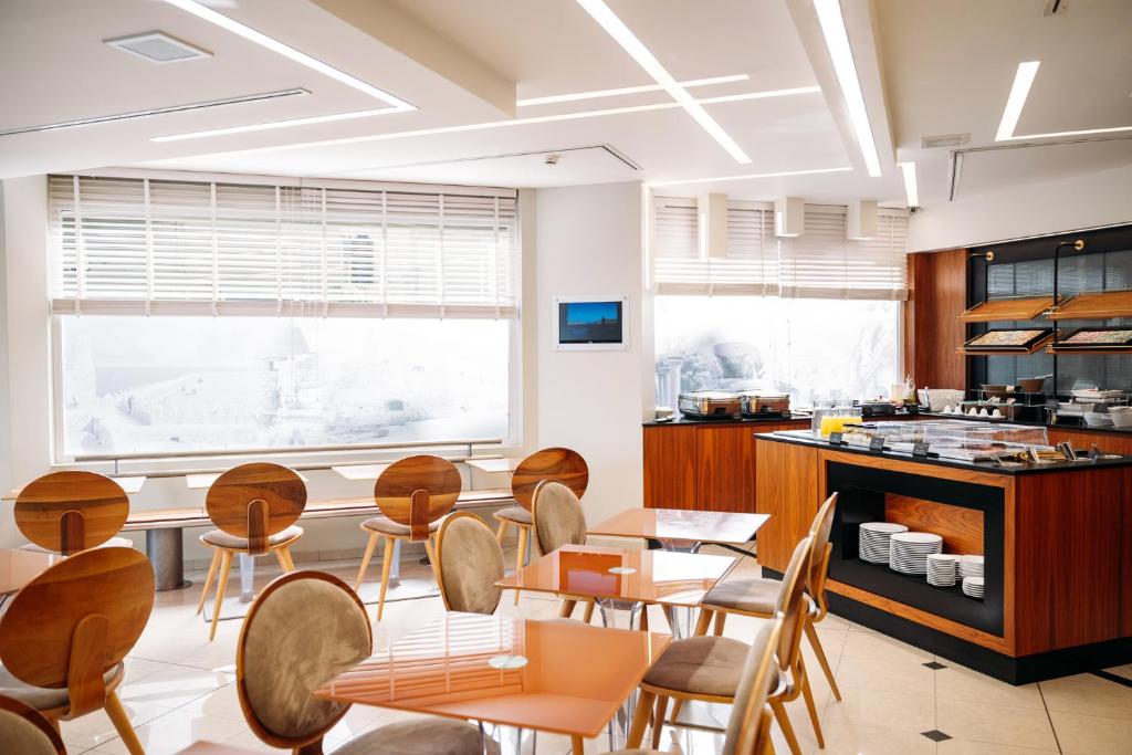 Kuchyň nebo kuchyňský kout v ubytování Kastro Hotel