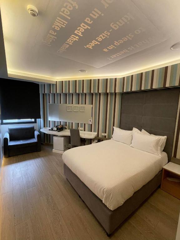 Postel nebo postele na pokoji v ubytování Kastro Hotel