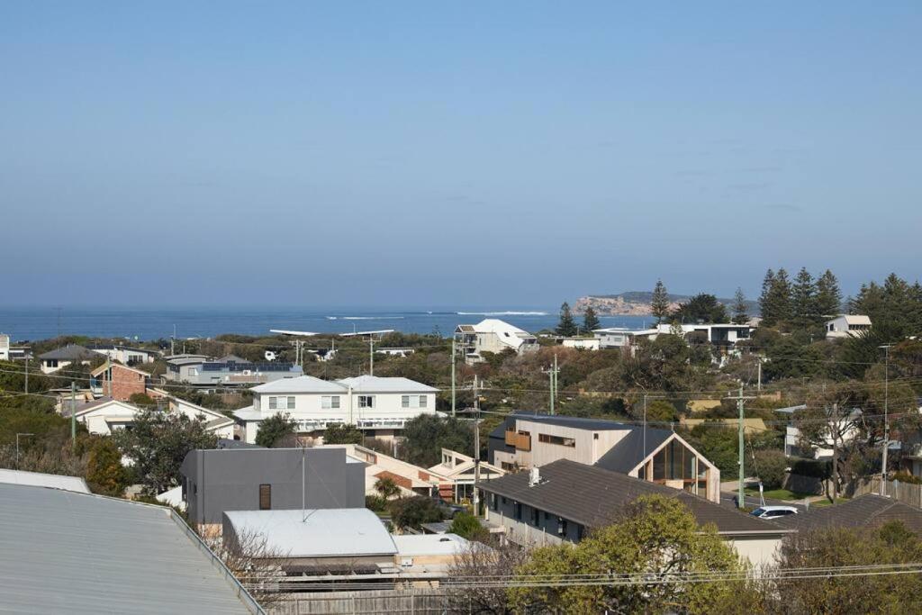 een stad met huizen en de oceaan op de achtergrond bij Bluff Vista in Ocean Grove