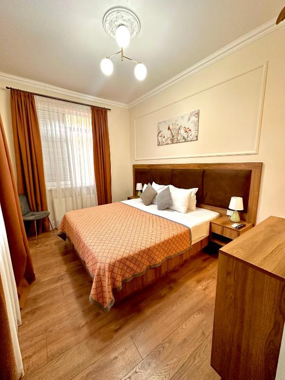 Postel nebo postele na pokoji v ubytování Hotel Wine Time Tbilisi
