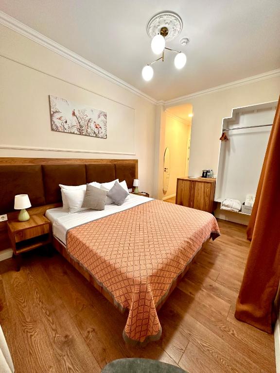 Postel nebo postele na pokoji v ubytování Hotel Wine Time Tbilisi