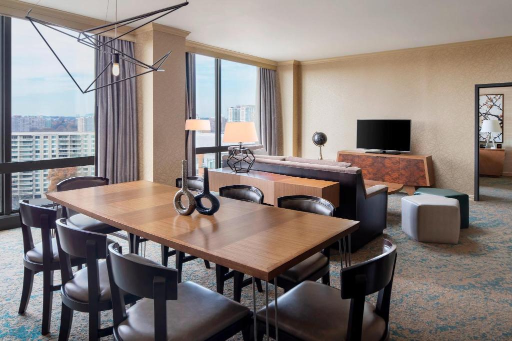 The Westin Crystal City Reagan National Airportにあるテレビまたはエンターテインメントセンター