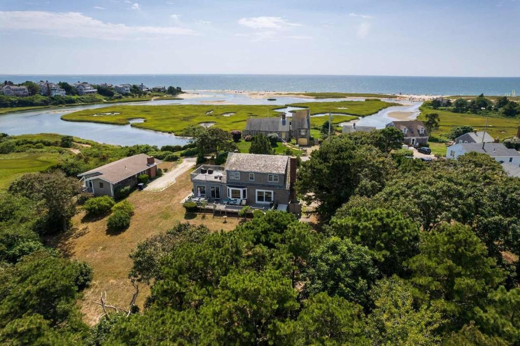 una vista aérea de una casa junto a un río en Stunning Water Views 2 Decks By Beach, en Chatham