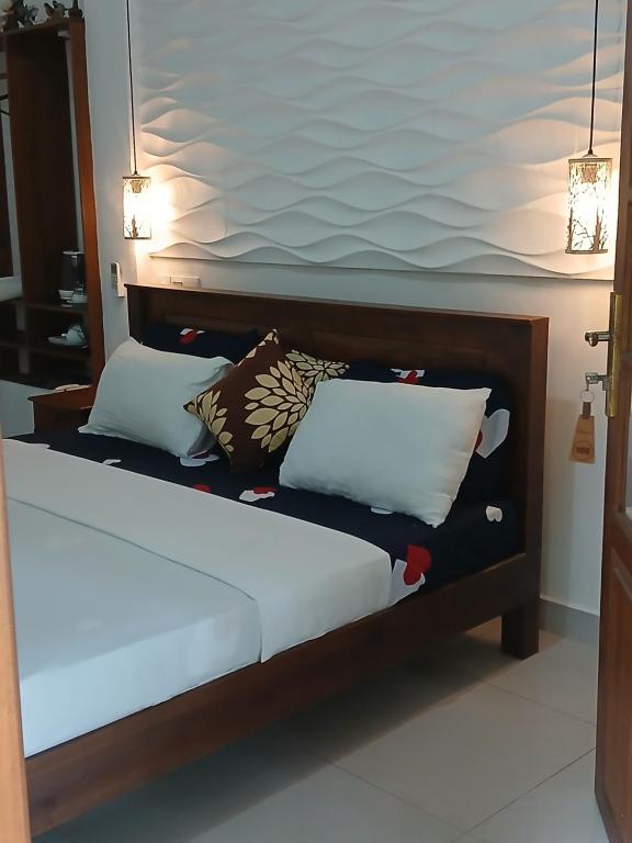 Postel nebo postele na pokoji v ubytování Kandyan Lounge