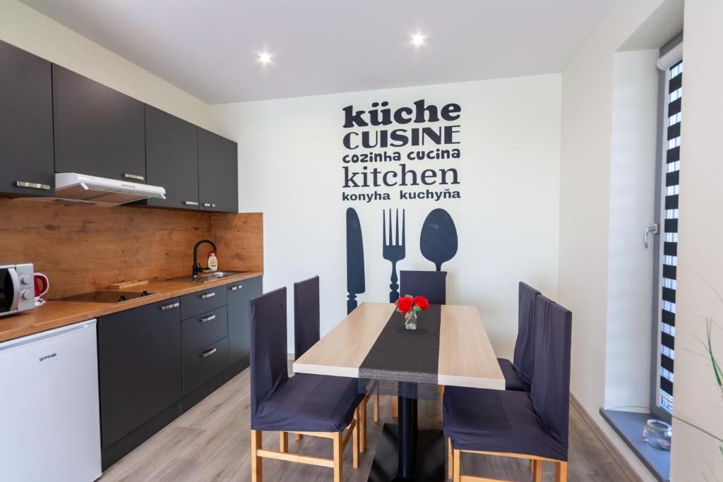 Kuchyň nebo kuchyňský kout v ubytování Apartmány Katalin