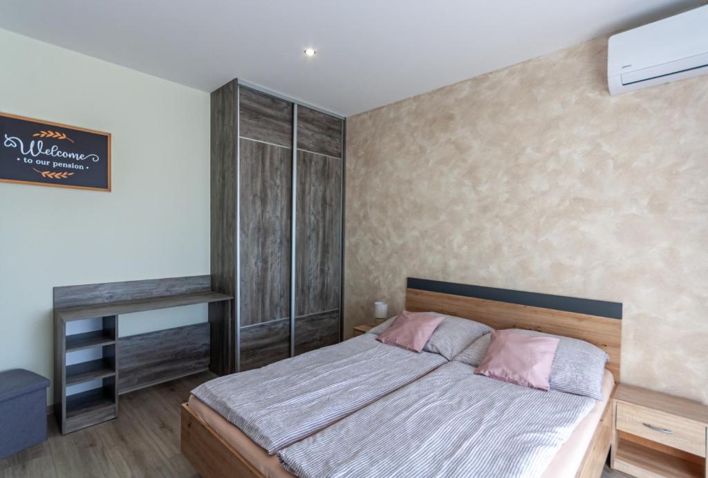 Postel nebo postele na pokoji v ubytování Apartmány Katalin