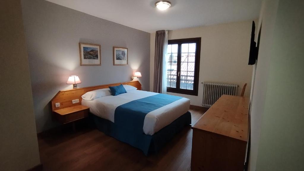 Postel nebo postele na pokoji v ubytování Hotel Covaleda Soria