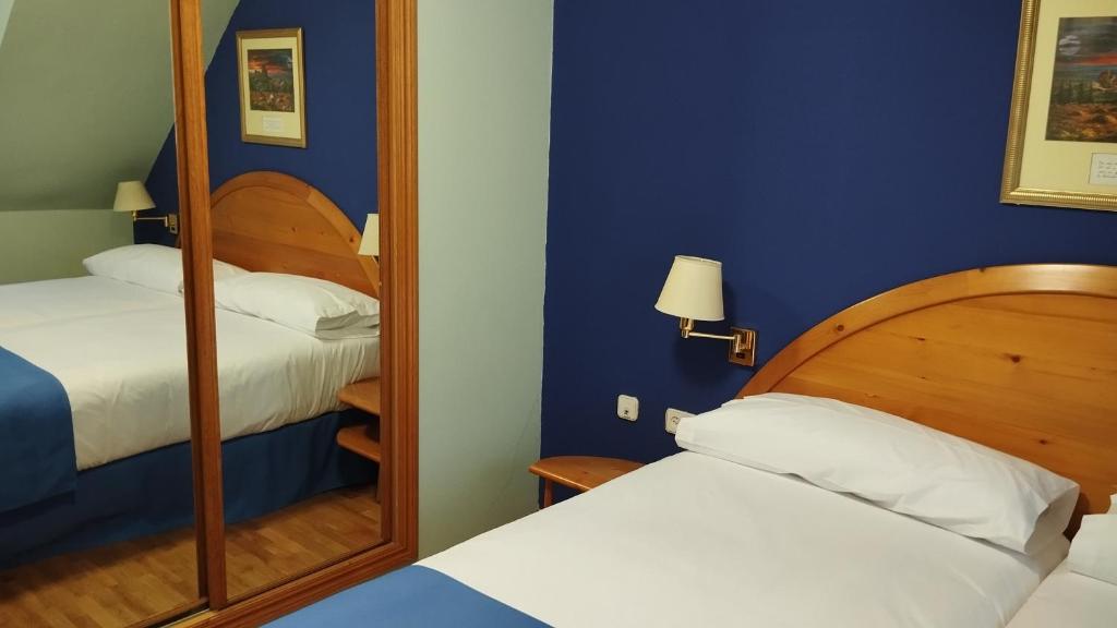 Postel nebo postele na pokoji v ubytování Hotel Covaleda Soria
