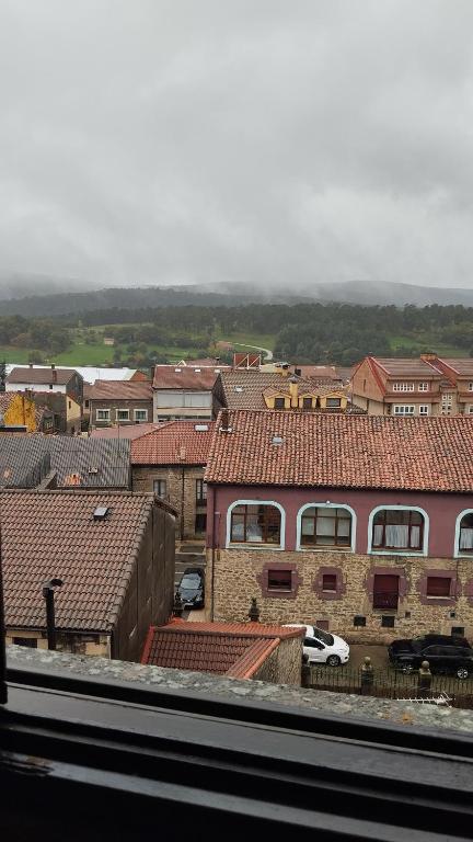 Nespecifikovaný výhled na destinaci Covaleda nebo výhled na město při pohledu z hotelu