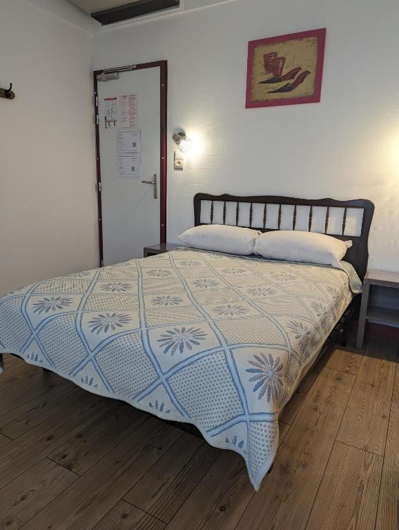 Postel nebo postele na pokoji v ubytování Auberge Des Pins