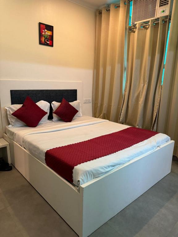 Postel nebo postele na pokoji v ubytování Hotel Chandigarh Elite