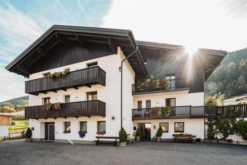 Nespecifikovaný výhled na hory nebo výhled na hory při pohledu z aparthotelu
