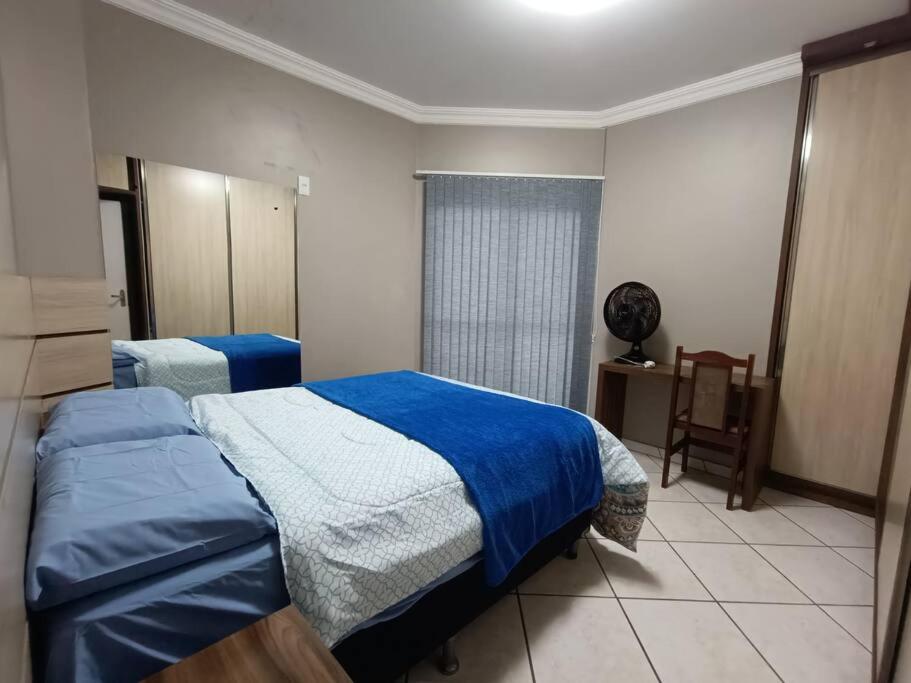 Postel nebo postele na pokoji v ubytování Apto central e pertinho do mar, melhor localização