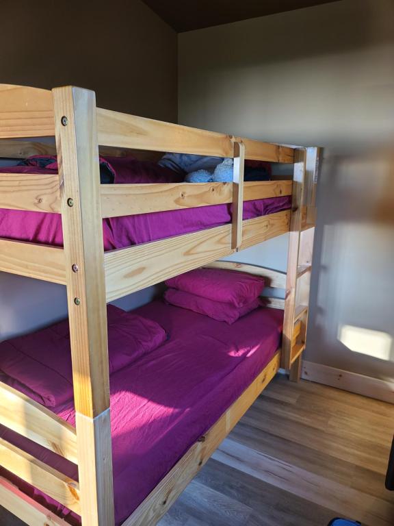 Rúm í herbergi á Funky Forest Bnb