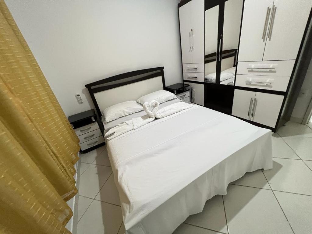 Postel nebo postele na pokoji v ubytování MELHOR ESCOLHA - 2 Quartos com AR CONDICIONADOS SPLIT, Air Fryer, Wi-Fi, Disney Plus, Star Plus, HBO Max, Cadeiras de Praia, Caixa Térmica - 7 pessoas - Localização Nobre - CONFORTO Máximo!