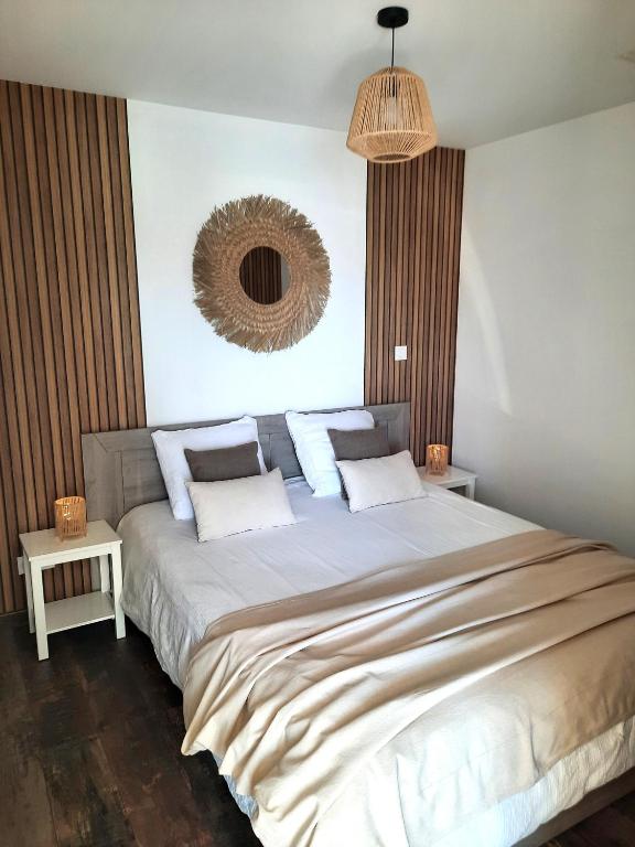 une chambre avec un grand lit avec deux oreillers dans l'établissement Gîte de la Forêt de Poyant, à Lussant