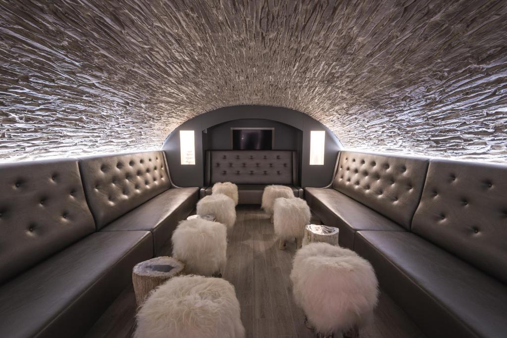a row of white poodles sitting in a tunnel at Hôtel Le White - Le 42 Restaurant in Champéry