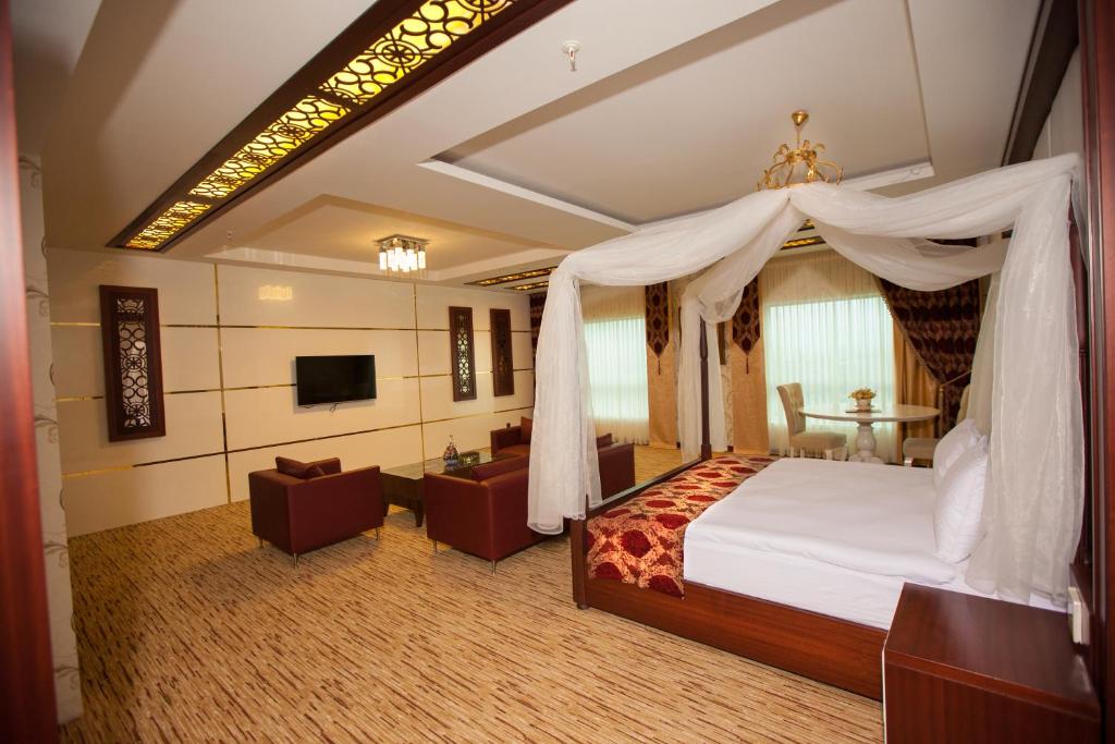 ディヤルバクルにあるMitannia Regency Hotelのベッドとテレビ付きのホテルルーム