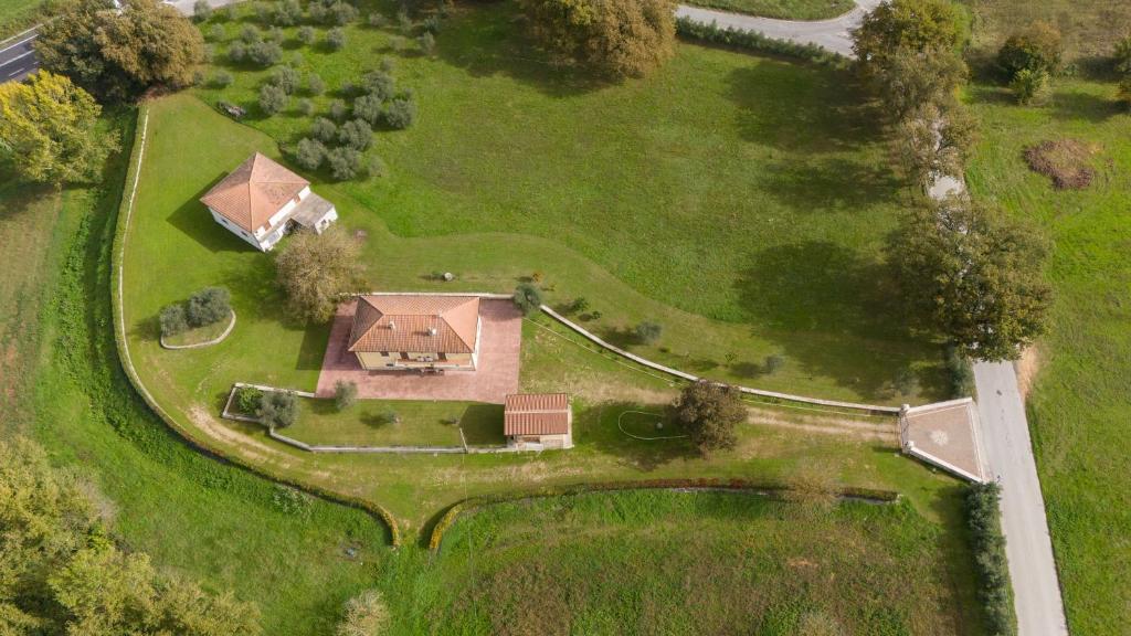 an aerial view of a house in a field at Fons Clara Domus et Eventi in Fontechiari