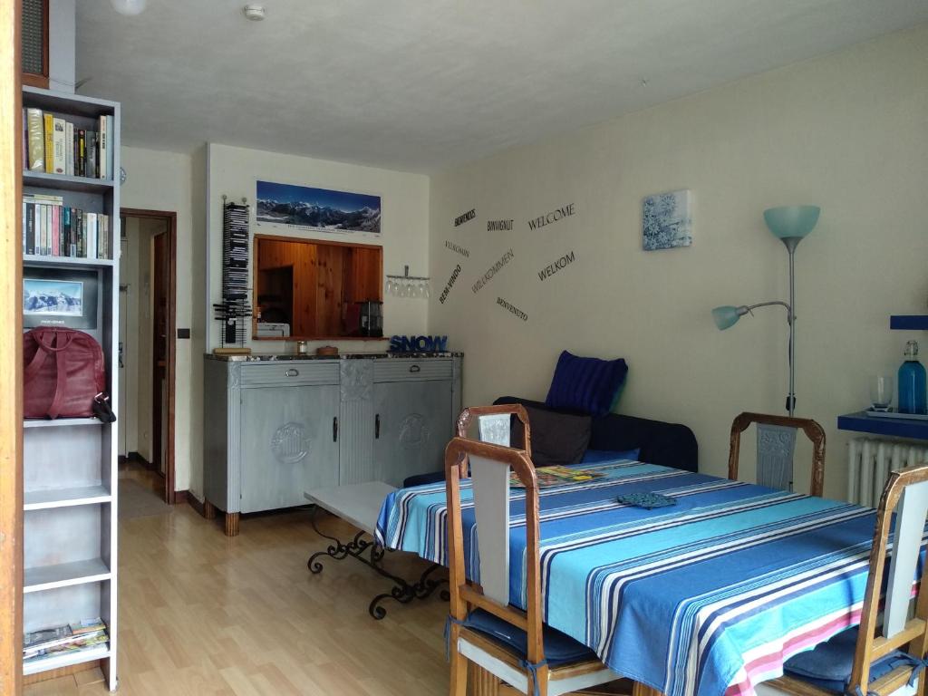 une chambre avec un lit, une table et des chaises dans l'établissement petit appartement cosy, à Luchon