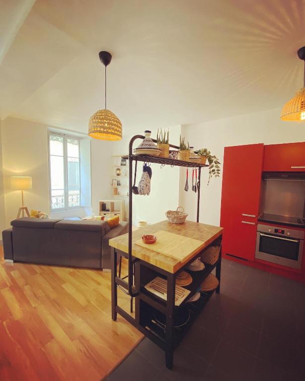 - un salon avec une table et une chambre avec un canapé dans l'établissement T3 Rue de Republique - Panier, à Marseille