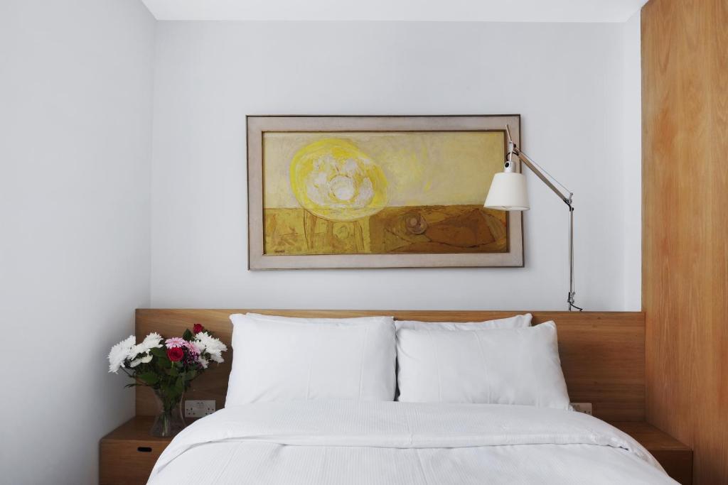 a bedroom with a bed and a painting on the wall at Crawford Street Apartment By Morethanstays in London