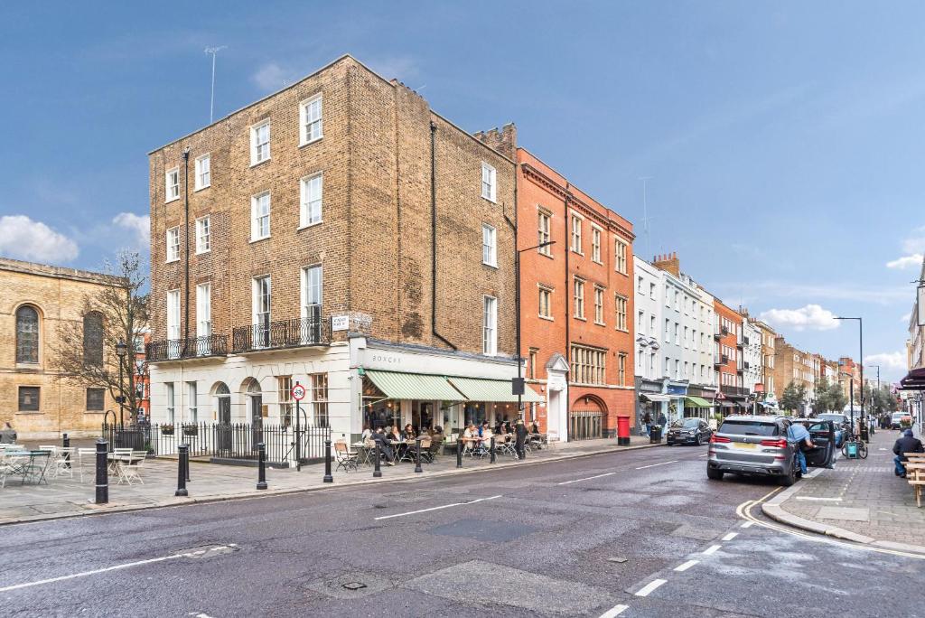 a city street with cars parked on the side of a building at Crawford Street Apartment By Morethanstays in London