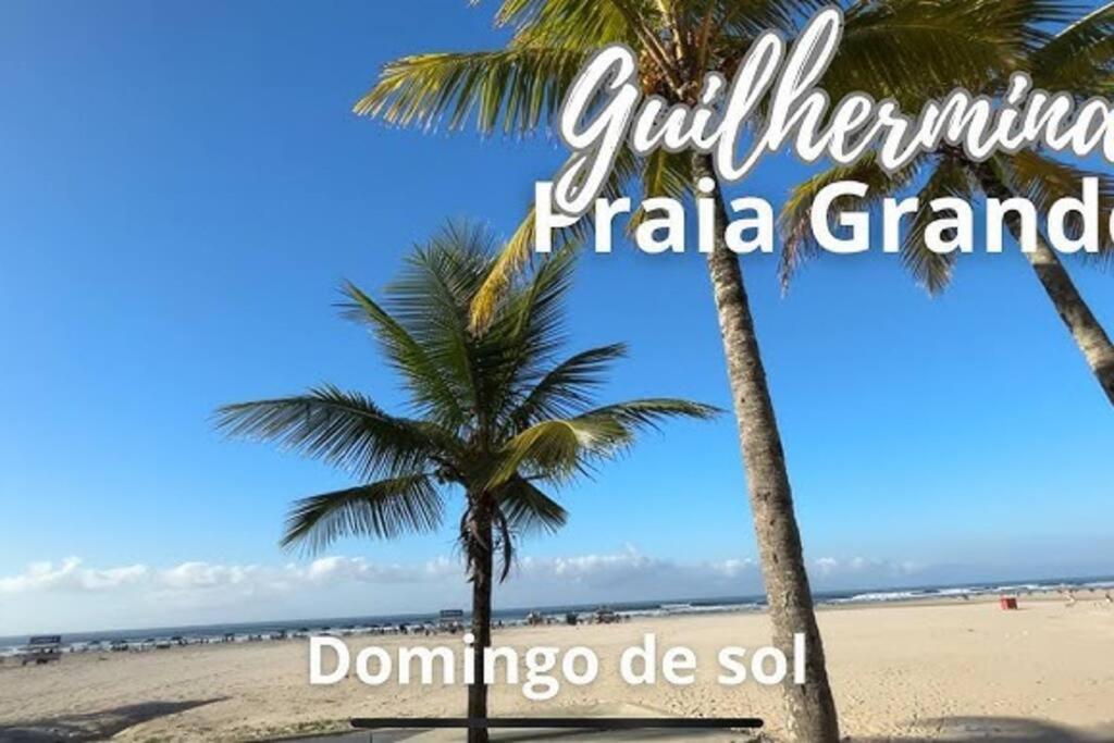 una playa con palmeras y las palabras guilherme punta grande en Guilhermina - Frente pro Mar!, en Praia Grande