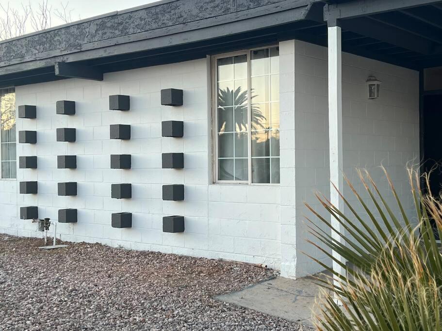 un bâtiment blanc avec des carrés noirs dessus dans l'établissement Vegas Super Central House, à Las Vegas