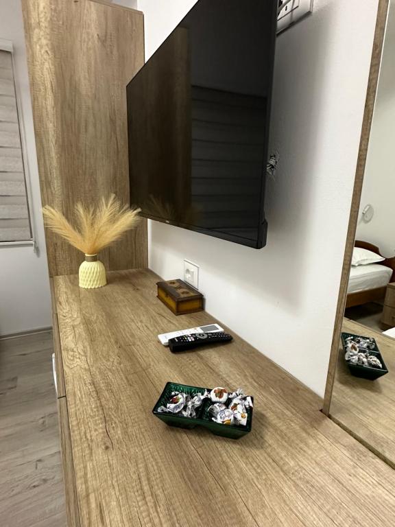TV a/nebo společenská místnost v ubytování Lola's Rooms