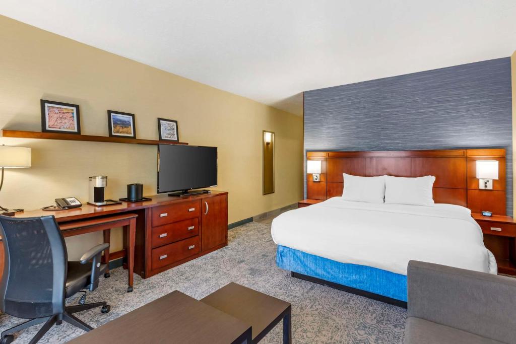 Postel nebo postele na pokoji v ubytování Best Western Plus Provo University Inn