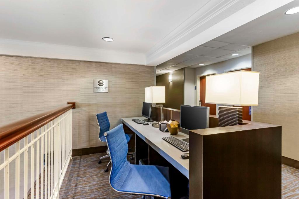 TV a/nebo společenská místnost v ubytování Best Western Plus Provo University Inn