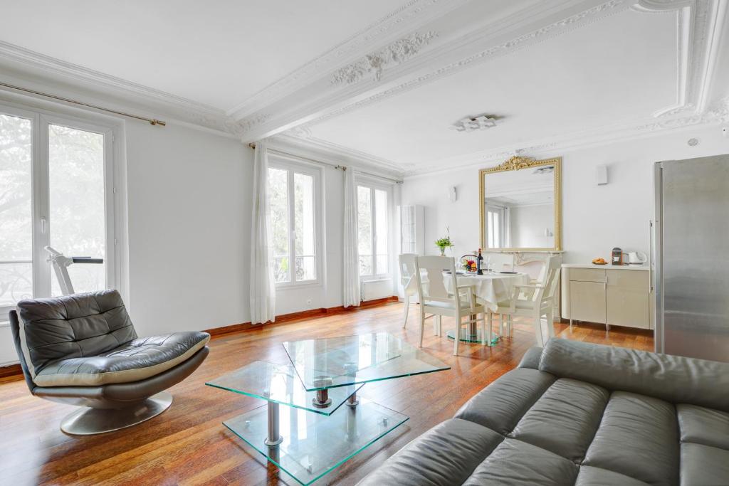 un salon avec un canapé et une table dans l'établissement Place de la République - Suite Haussmannienne, à Paris