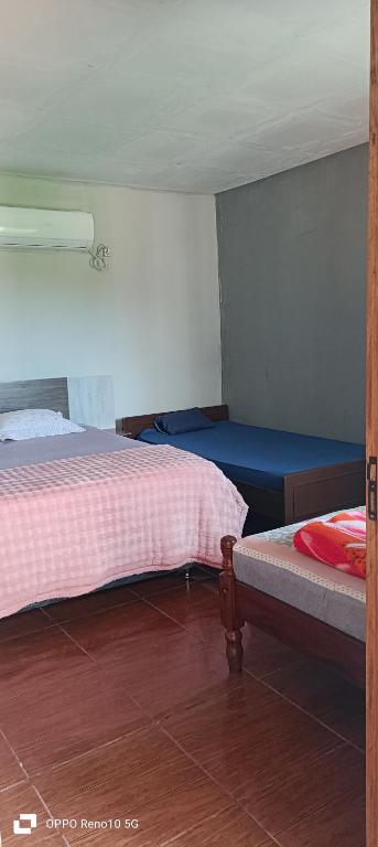 Ліжко або ліжка в номері Hospedaje San Juan del Paraná