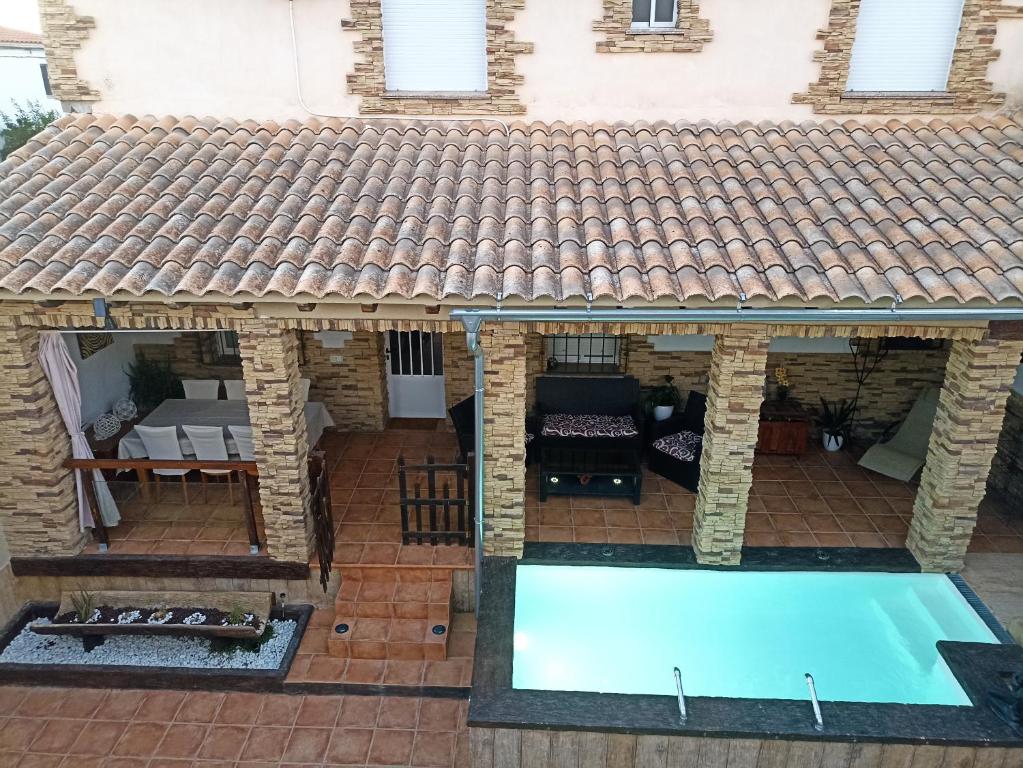 an external view of a house with a swimming pool at Ala Pa cá in Miajadas
