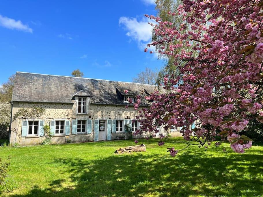 une vieille maison en pierre avec un arbre en face de celle-ci dans l'établissement Havre de paix en pleine nature-Collection Idylliq, à Autheuil-Authouillet