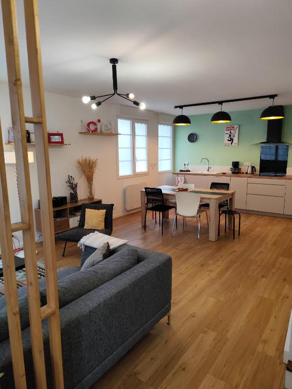 un salon avec un canapé et une table dans l'établissement Proche gare et centre-ville de Poitiers Emplacement idéal, à Poitiers