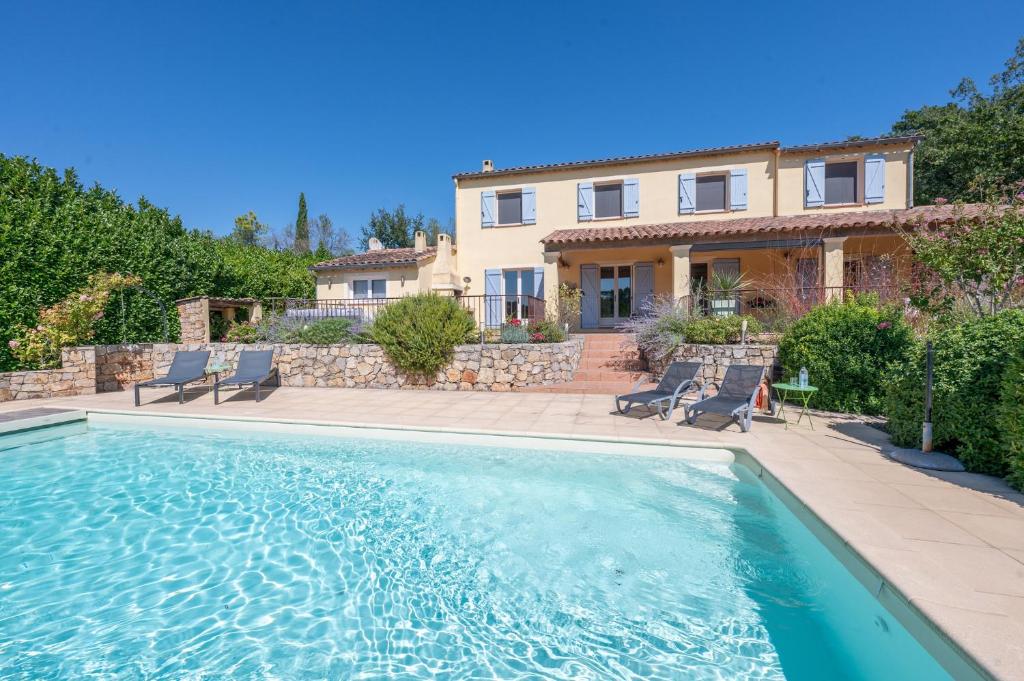 une villa avec piscine devant une maison dans l'établissement 83VIGNA villa Vigna, à Lorgues