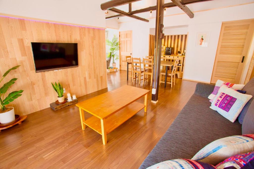 TV a/nebo společenská místnost v ubytování 一棟貸し宿 Kanata Riverview House