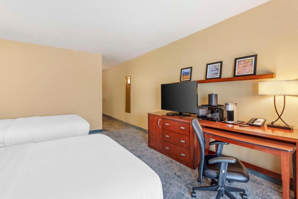 TV a/nebo společenská místnost v ubytování Best Western Plus Provo University Inn