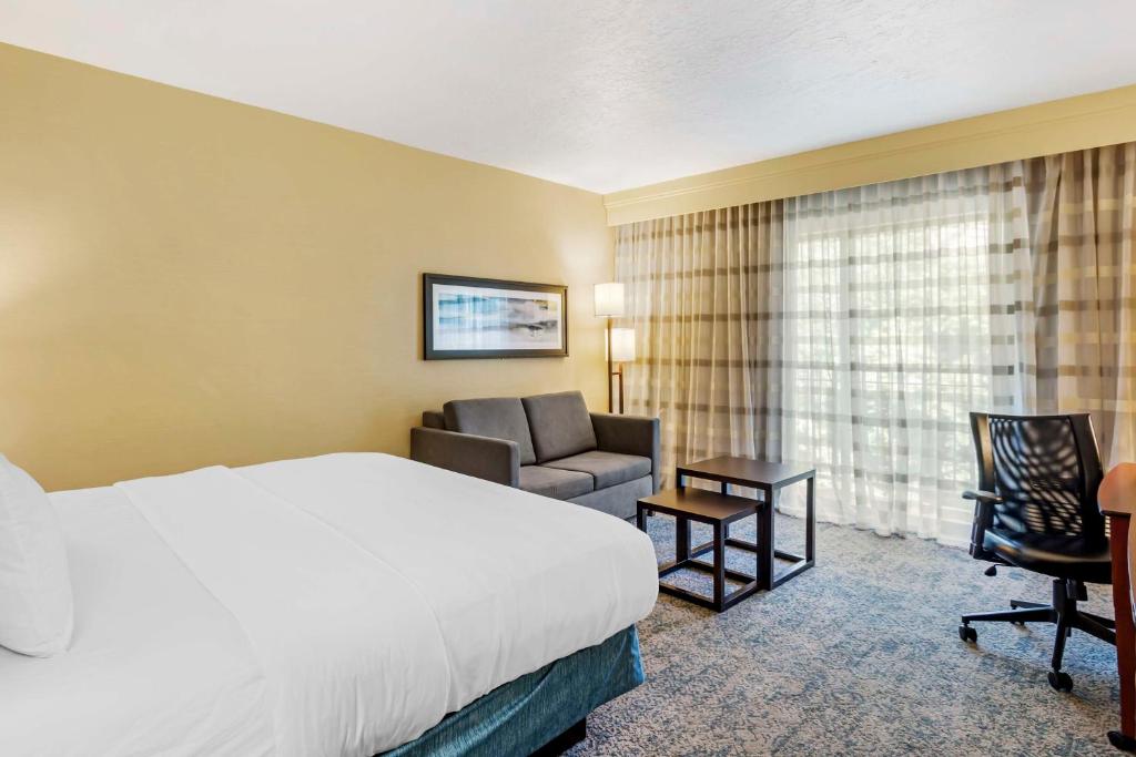 Postel nebo postele na pokoji v ubytování Best Western Plus Provo University Inn