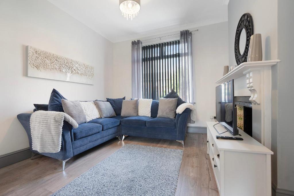 Posezení v ubytování Family-Friendly 2BR Close to Durham City