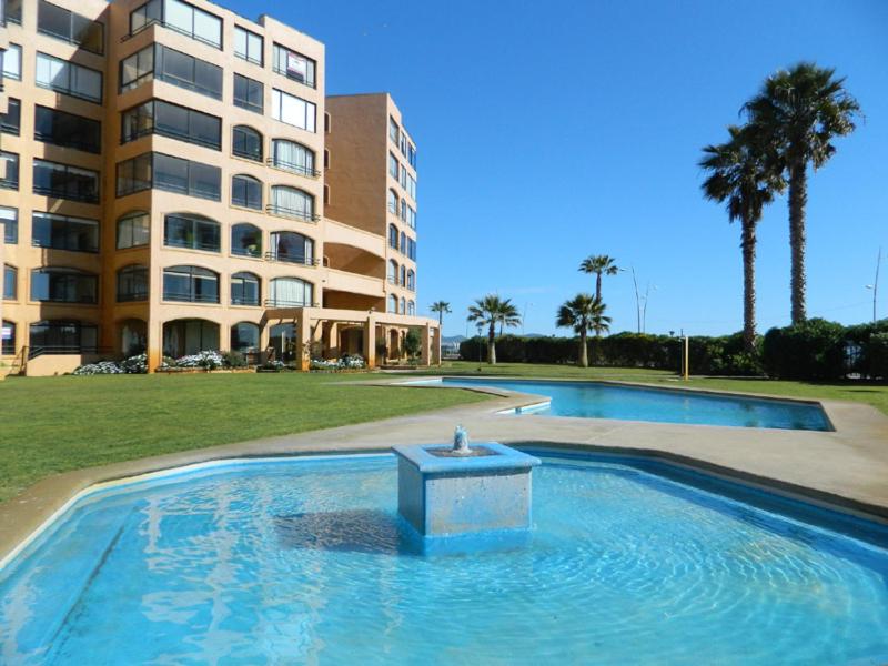 拉塞雷纳gran departamento para 11 personas en cuatro esquinas的大楼前的游泳池