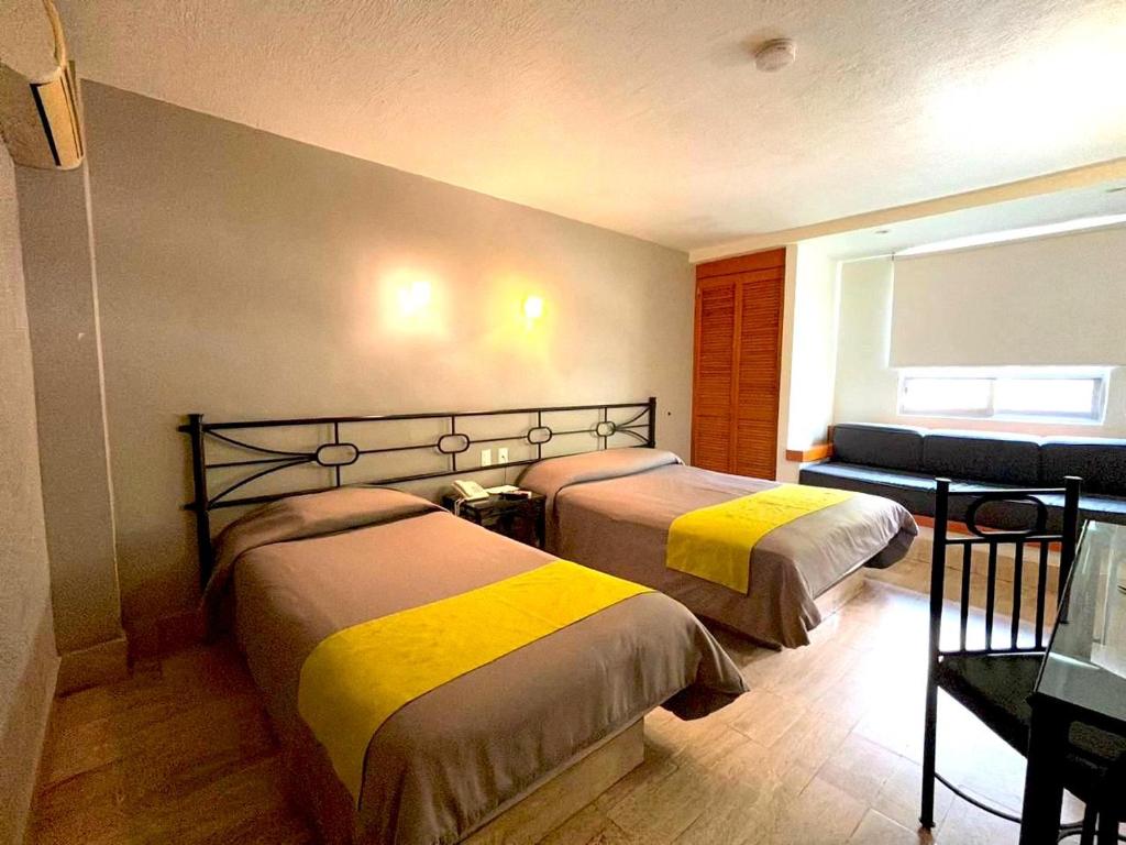 Postel nebo postele na pokoji v ubytování Hotel Arboledas Expo