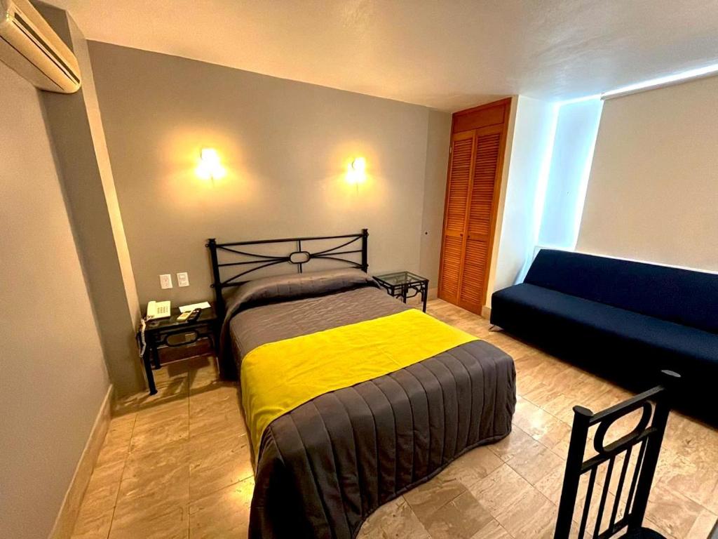 Postel nebo postele na pokoji v ubytování Hotel Arboledas Expo