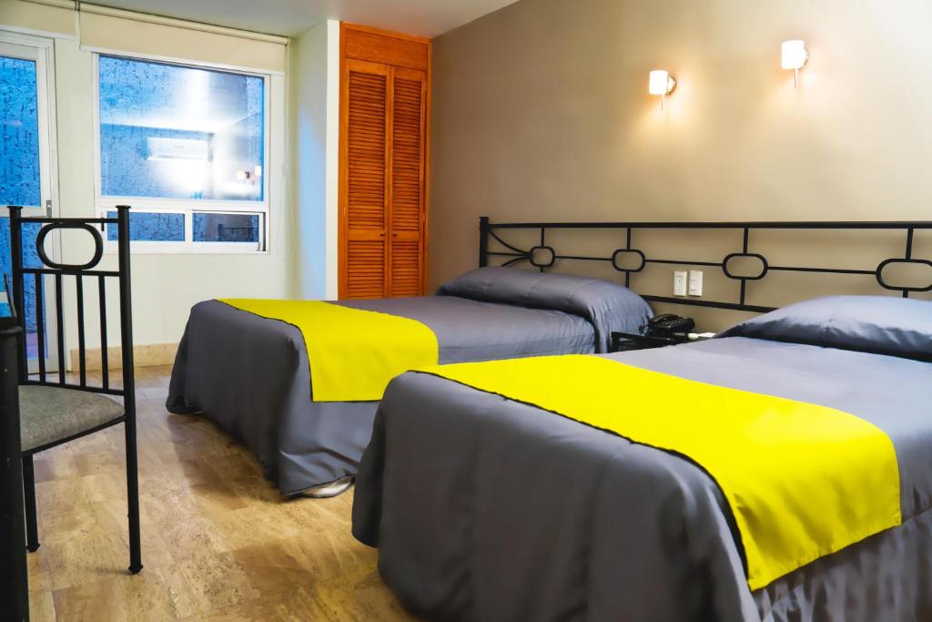Postel nebo postele na pokoji v ubytování Hotel Arboledas Expo