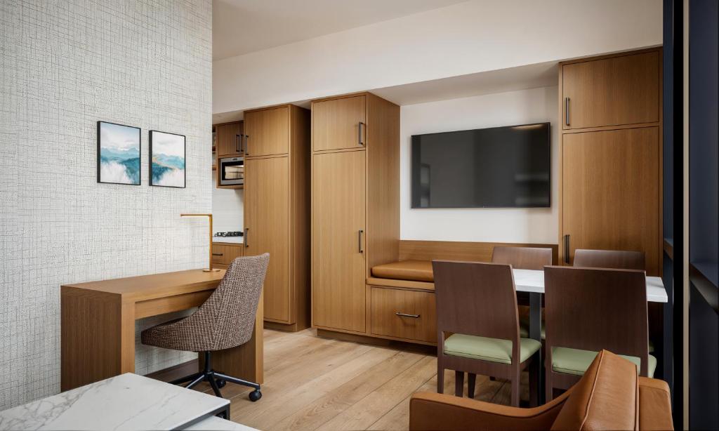 TV a/nebo společenská místnost v ubytování The Kulshan Hotel