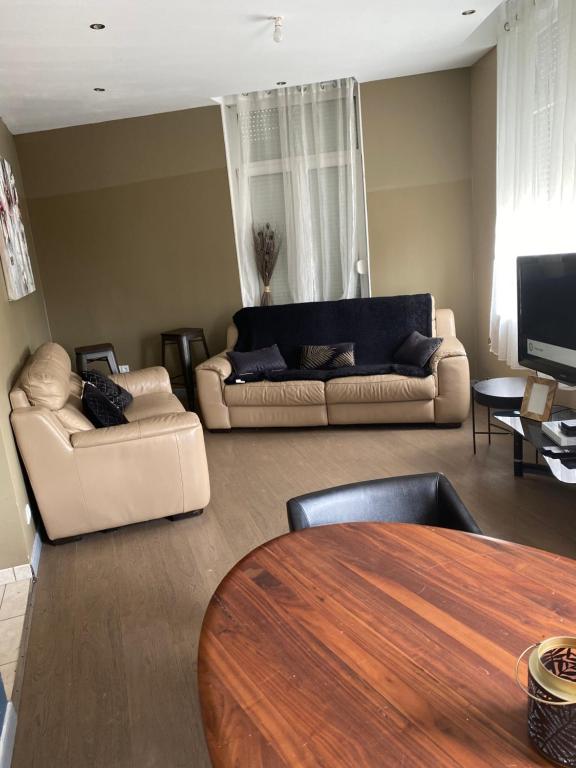 un soggiorno con due divani e un tavolo di Appartement 2 chambre roubaix a Roubaix