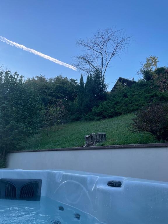 Bazén v ubytování L'Impasse en Famille, appartement 2-6 personnes piscine et spa privés nebo v jeho okolí